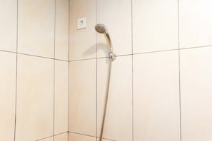 Dusch, gratis toalettartiklar och handdukar