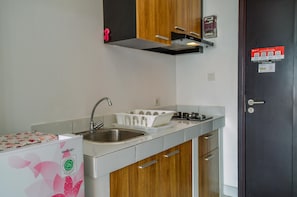 Room | Private kitchen | Fridge, stovetop, cookware/dishes/utensils - Compact and Modern Studio Room at Casa De Parco Apartment (Pagedangan)