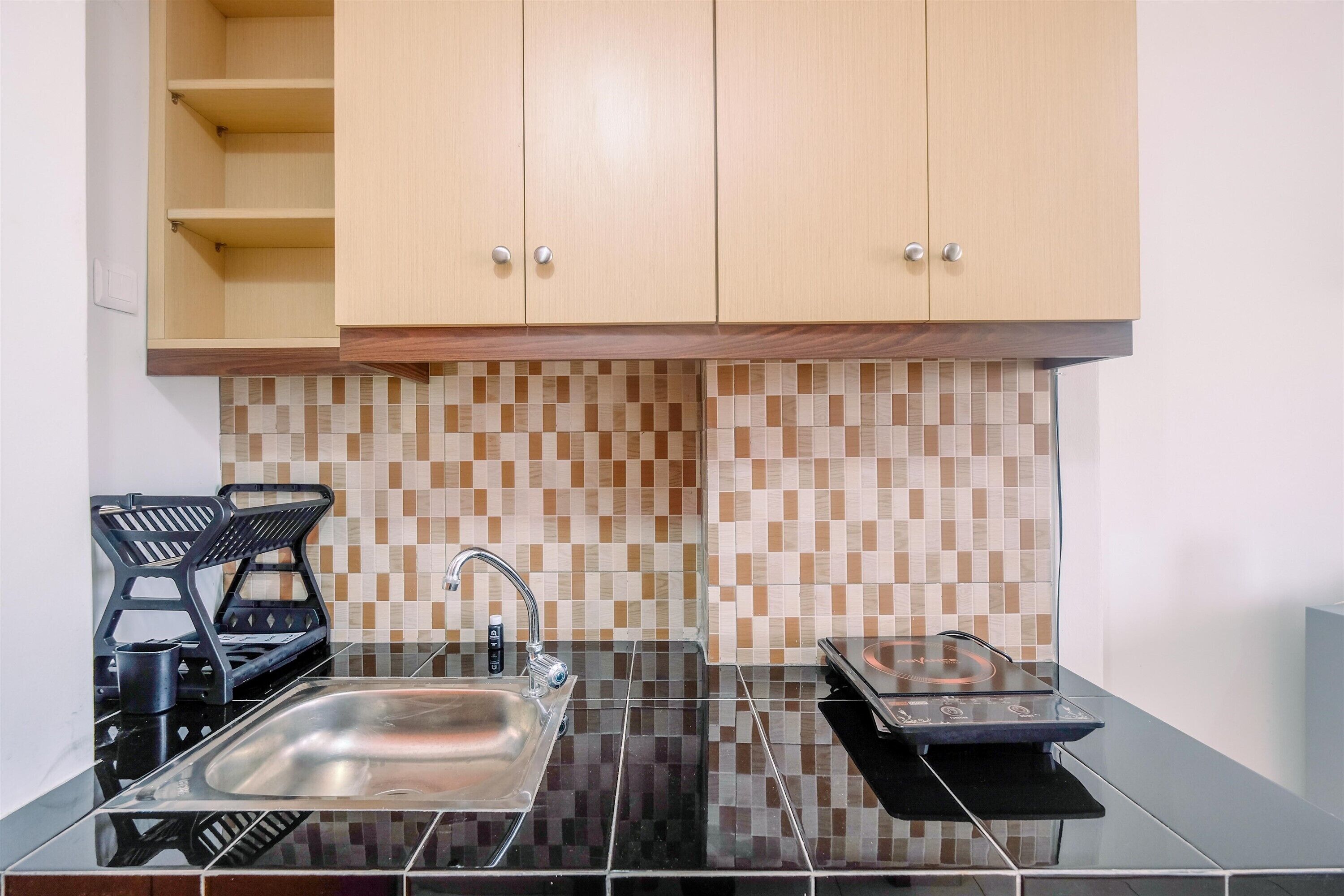 Frigorífico, placa de cocina y utensilios de cocina