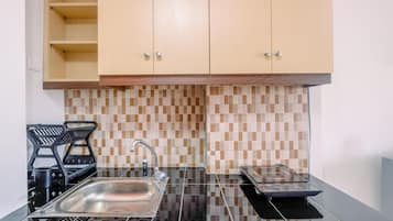 Frigorífico, placa de cocina y utensilios de cocina