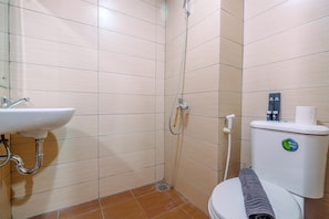 Room | Bathroom | Shower, free toiletries, towels - Comfort Living Studio at Margonda Residence 5 Apartment (Depok)