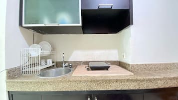 Kamar | Dapur pribadi | Lemari es, kompor, ketel listrik, dan peralatan masak/sendok-piring
