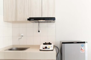 Refrigerador, parrilla de estufa y utensilios de cocina 