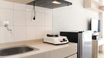 Kühlschrank, Herdplatte, Kochgeschirr/Geschirr/Besteck