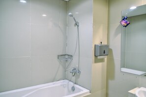 Kylpyhuone, jossa on kylpyamme, suihku ja wc.