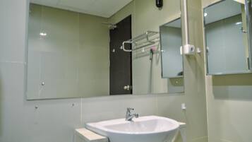 Shower, free toiletries, towels