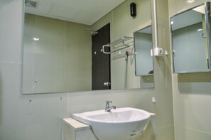 Dusche, kostenlose Toilettenartikel, Handtücher