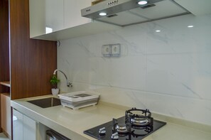 Tủ lạnh, bếp nấu, dụng cụ nấu nướng/bát dĩa/dao nĩa 