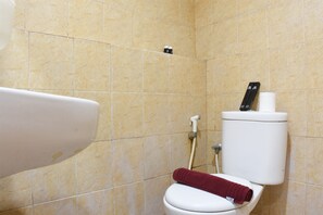 Douche, articles de toilette gratuits, serviettes fournies