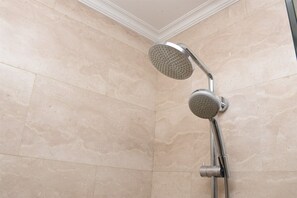 Shower, perlengkapan mandi gratis, handuk, dan sabun