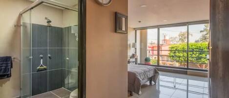 1 habitación, caja de seguridad en la habitación y escritorio