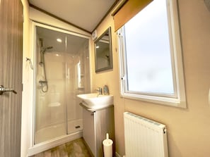 Douche, sèche-cheveux, serviettes fournies, papier toilette