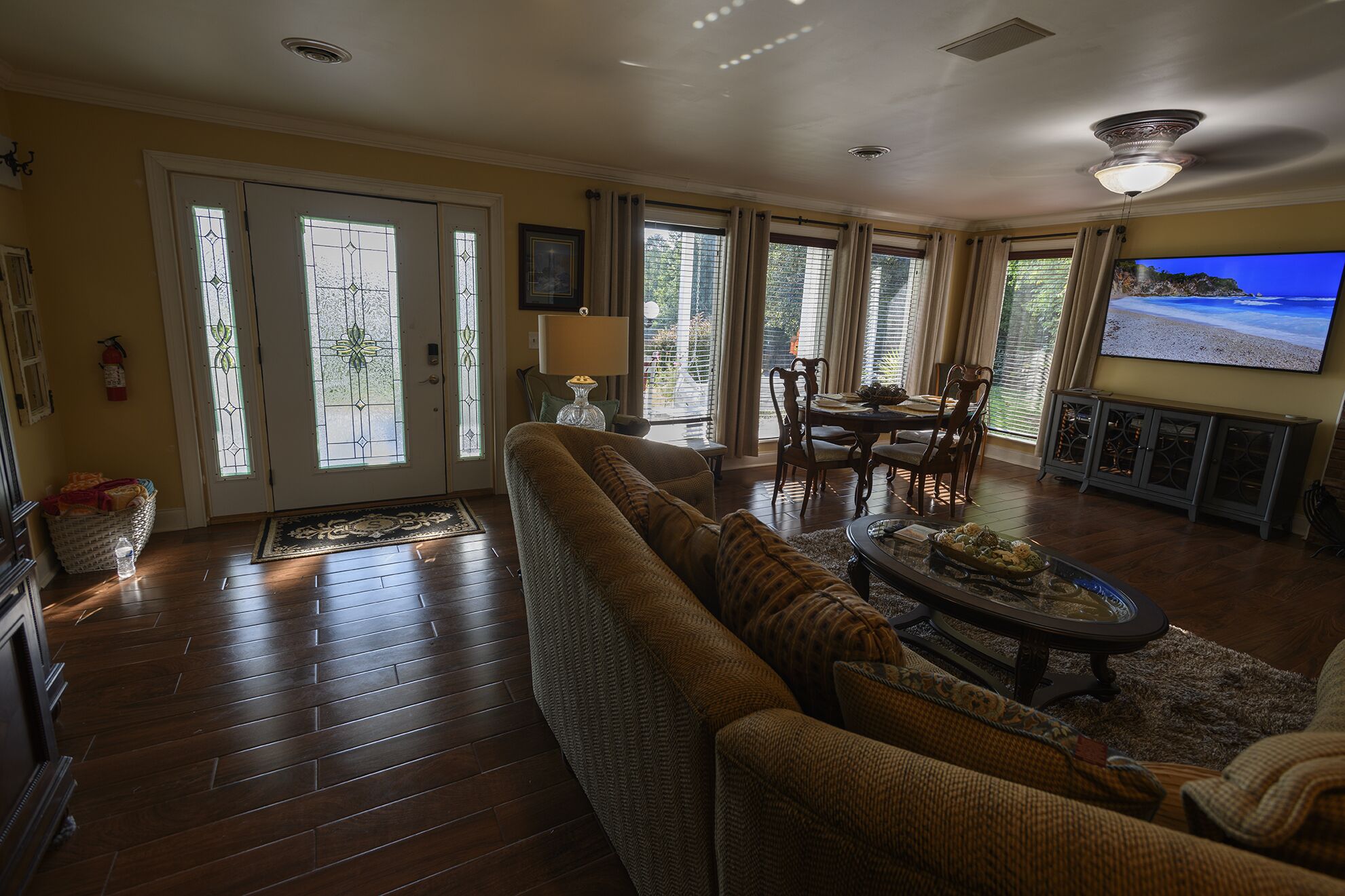 Smart-TV, Bücher, Stereoanlage