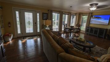 Smart-TV, Bücher, Stereoanlage