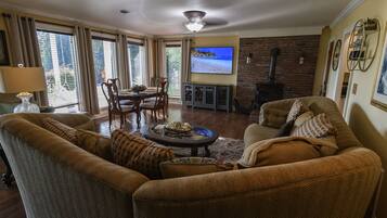 Een smart-tv, boeken en een stereo