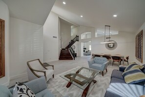Smart TV, fireplace - Heated Pool Hot Tub, Hiking Near Trailheads Golf, Full Remodel, 5 Beds 3 Baths (Phoenix)