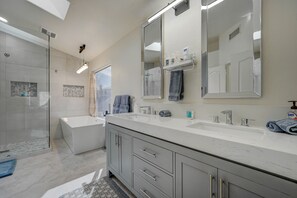Combined shower/bathtub, hair dryer, towels, soap