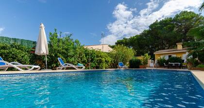 YourHouse Oratge, lovely house with private pool near the beach