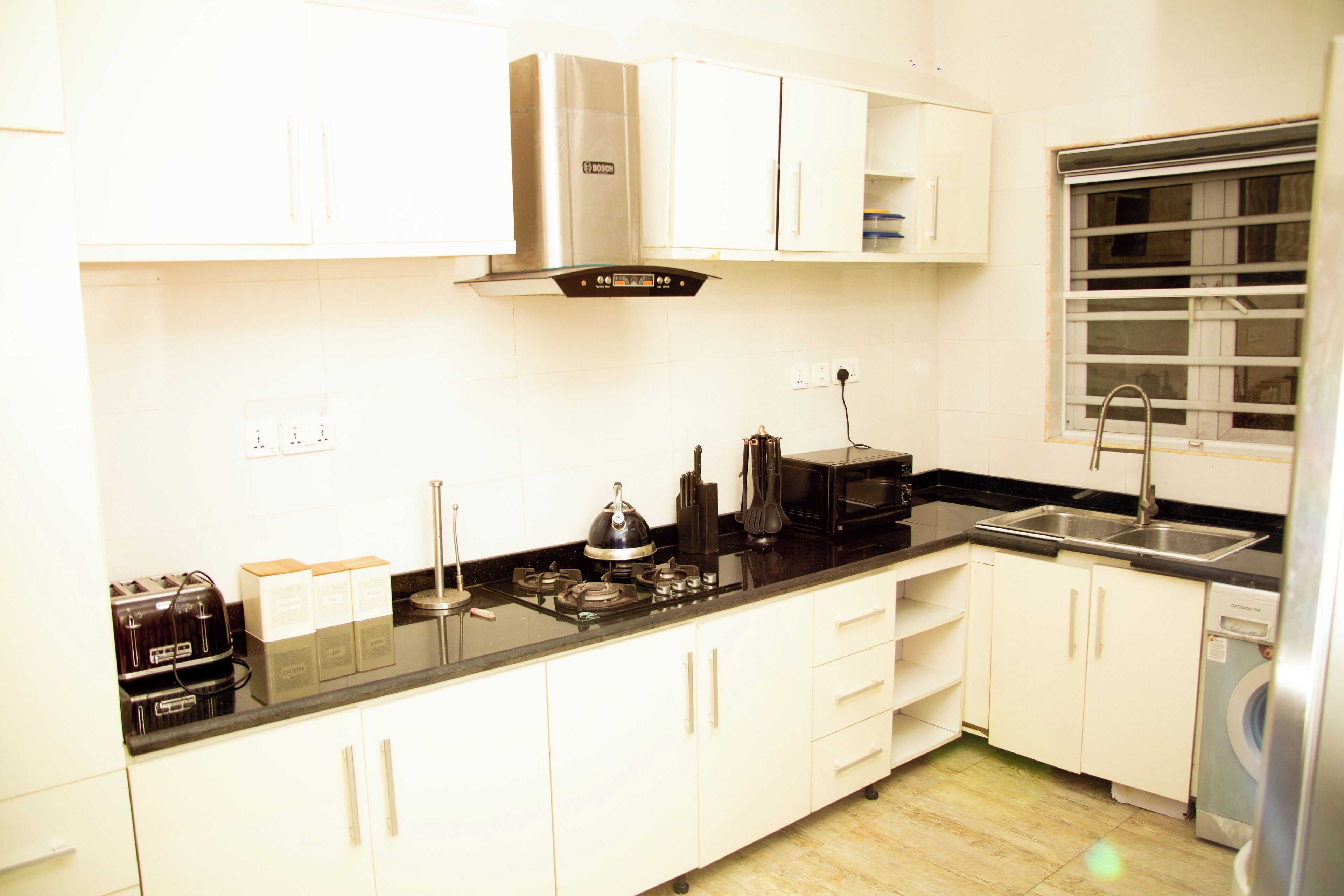 Kjøleskap, mikrobølgeovn, ovn og kokeplater