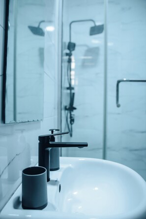 Tina, toallas, jabón, papel de baño