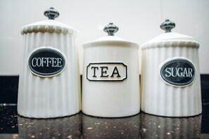 Tina, toallas, jabón, papel de baño