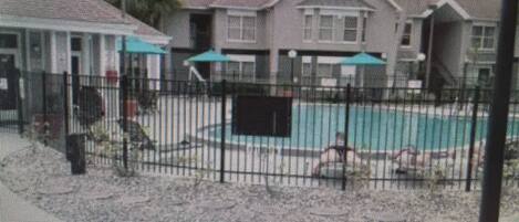 Una piscina al aire libre