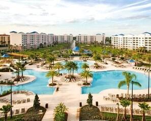 Una piscina cubierta, una piscina al aire libre