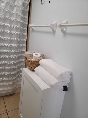 Combined shower/tub, hair dryer, towels, soap - LOVELY APARMENT IN MIAMI (Miami)