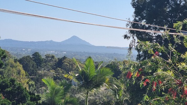 Paisagem montanhosa com uma ponte ao longe.
