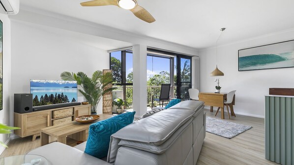 TV - Chic One Bedroom Studio - Unit 3 - 2 Katharina Street, Noosa Heads (Noosa Heads)