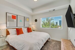 1 bedroom, iron/ironing board, free WiFi, bed sheets - Downtown SLC 1BR/1BA King Suite w/ Equipped Kitchen + Queen Sleeper + Gym (Salt Lake City)