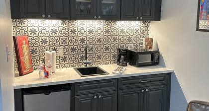 Renovated Efficiency steps away from Magazine St