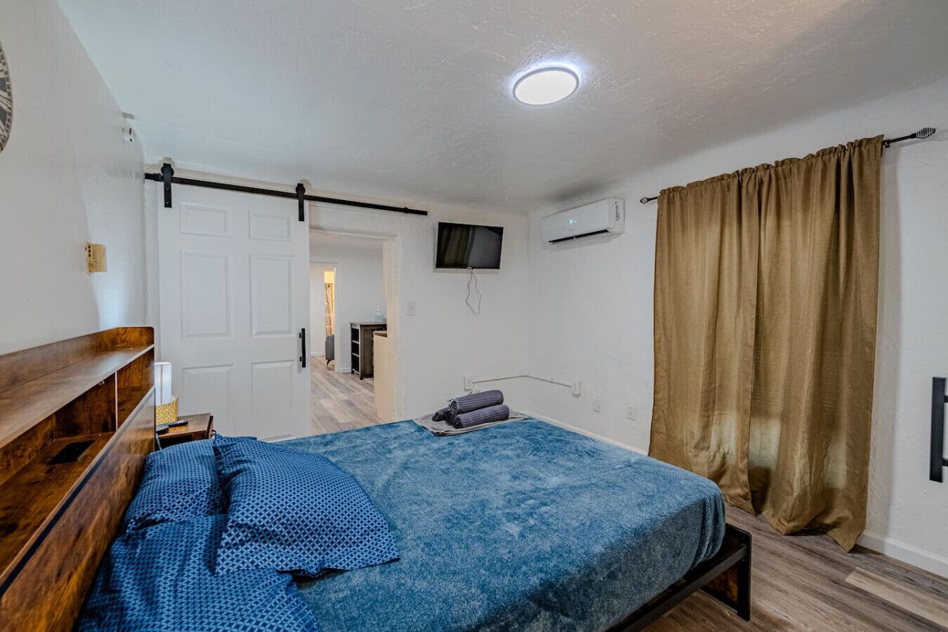 1 habitación, escritorio, tabla de planchar con plancha y wifi 