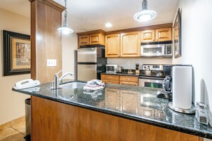 Fridge, microwave, oven, stovetop - Full Condo For 8 Just Off the Resort, Full Kitchen and More (Park City)