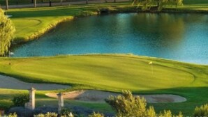 A golf course with a pond, trees, and a clear sky. - Apartment 4/5 persons Domaine et Golf international de Pont Royal (Mallemort)