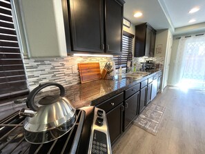 Réfrigérateur, micro-ondes, plaque de cuisson, cafetière/bouilloire