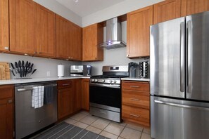 Fridge, microwave, oven, stovetop - Steps to Pike Place 2BD Condo Water Courtyard View (Seattle)