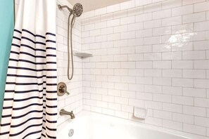 Ensemble douche/baignoire, sĂšche-cheveux, shampoing