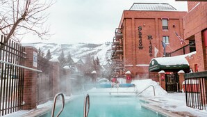 Un área de piscina con un cartel que dice "Shadow Ridge".