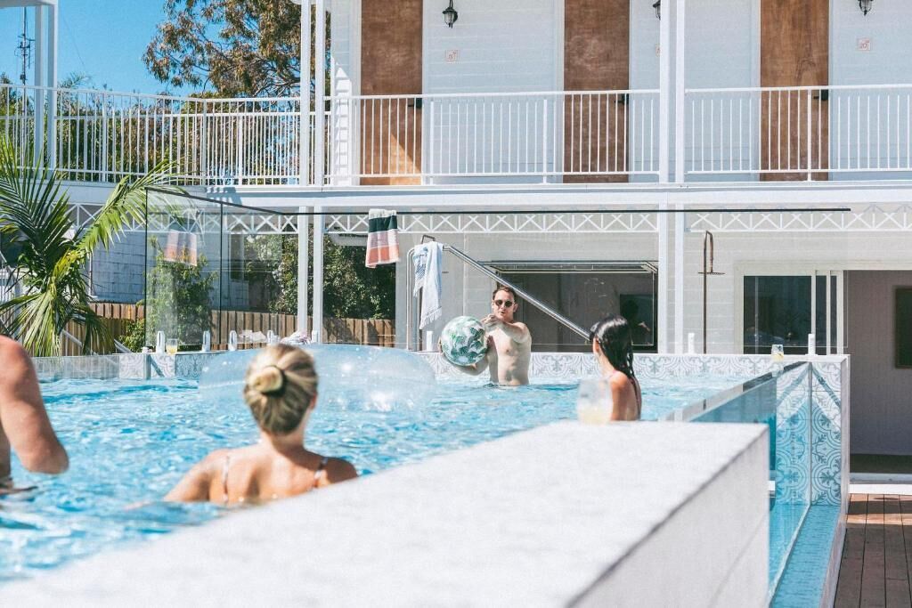 Una piscina al aire libre