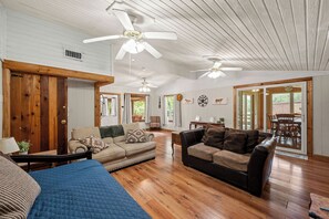 Smart TV, video games, books - 1 Rustic Historic Hico Cabin  | Glamping Near Fossil Rim & Dinosaur World (Hico)