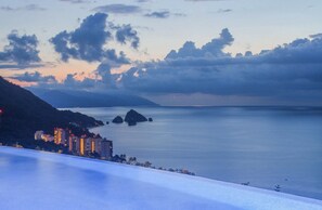 Alberca al aire libre y alberca climatizada