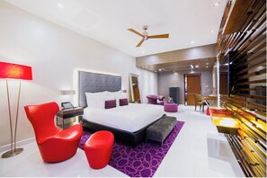 1 habitación, cortinas blackout y tabla de planchar con plancha 