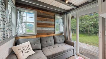 Smart-tv, een dvd-speler en boeken