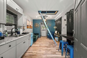Refrigerador, microondas, cafetera y tetera y tostadora 