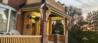 "The Edmond" an 1887 Arts & Crafts gem! - 1 King - 1 Queen