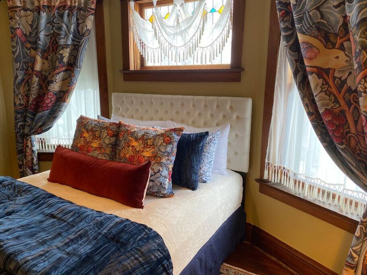 2 bedrooms, desk, WiFi, bed sheets