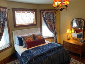 2 bedrooms, desk, WiFi, bed sheets