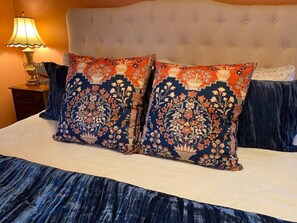 2 bedrooms, desk, WiFi, bed sheets