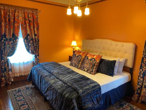 2 bedrooms, desk, WiFi, bed sheets